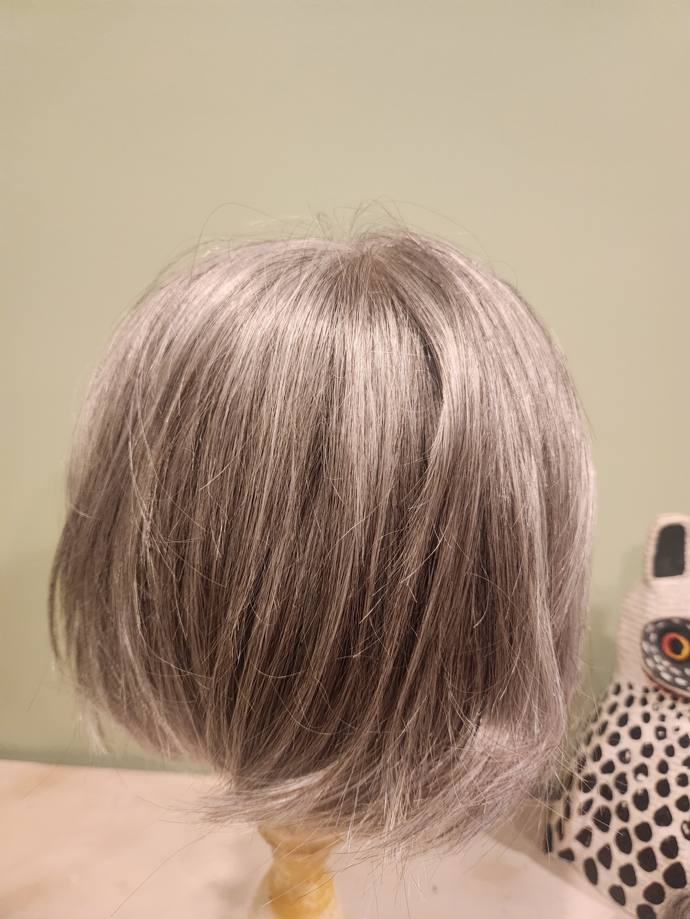 AMO Silver Gray Short Layered Wig - Picture 5 of 7